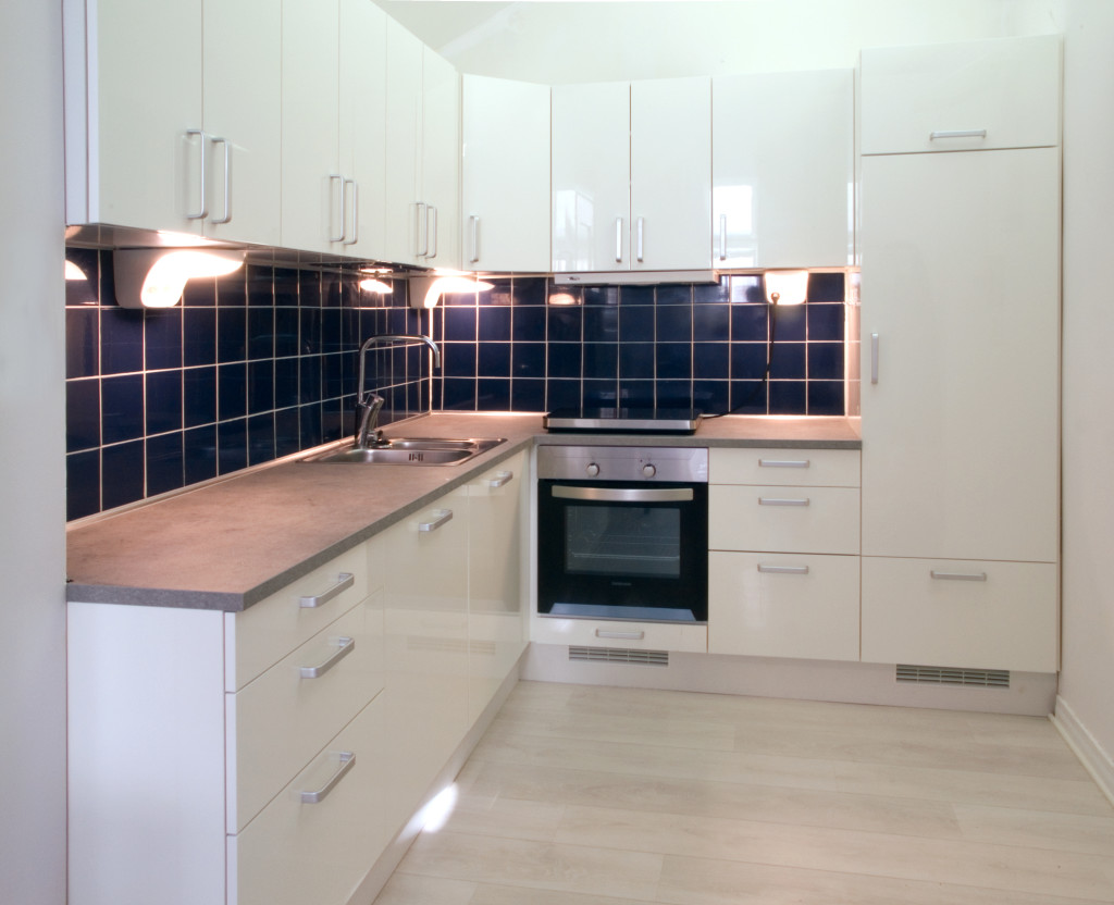 White_kitchen_with_dark_blue_tiling